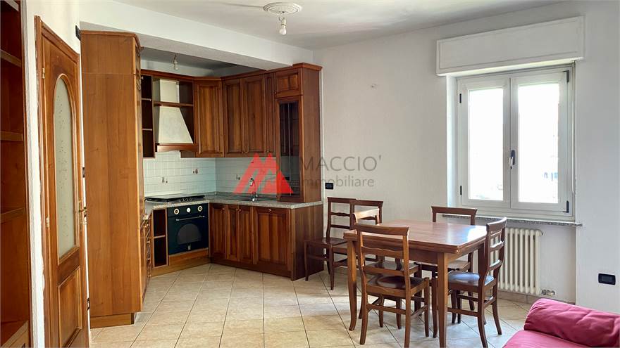 Zona pranzo con cucina a vista