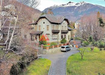 Elegante porzione di villa storica con giardino