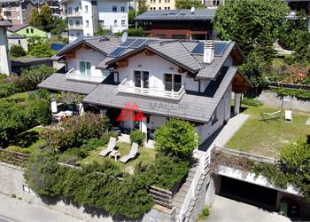 Villetta bifamiliare con giardino in città