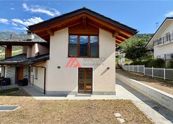 Villa bifamiliare su tre livelli con area verde esclusiva