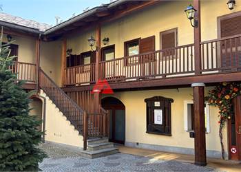 Duplex con Camino e Terrazzo – Eleganza e Comfort su Due Livelli