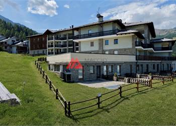 Direttamente sulle piste con terrazza panoramica, giardino e garage